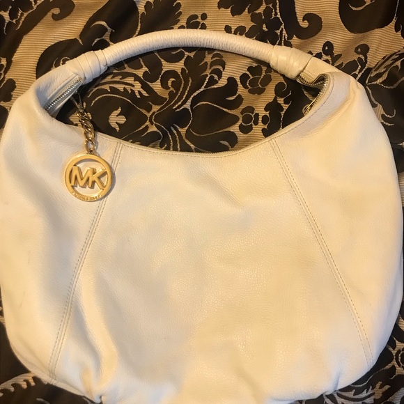 I’m selling a white medium hand bag - Picture 2 of 3